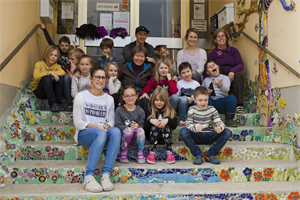 Ein Gruppenbild mit Erzieherinnen und Kinder des Schülerhortes Mondsee - Marktgemeinde Mondsee